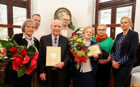Para świętuje 90 rocznicę ślubu, otrzymując gratulacje i kwiaty.