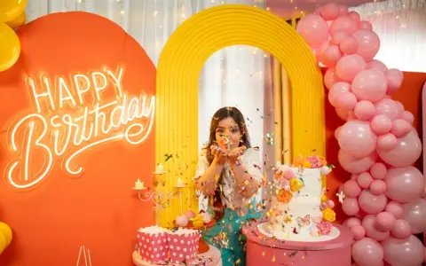 Kolorowe przyjęcie urodzinowe z neonowym napisem "Happy Birthday", tortem i konfetti. Fajne pomysły na urodziny dla nastolatków!