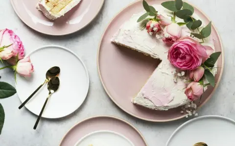 Elegancki tort udekorowany żywymi kwiatami róż i gałązkami eukaliptusa. Idealny pomysł, kiedy udekorować tort żywymi kwiatami na specjalną okazję.