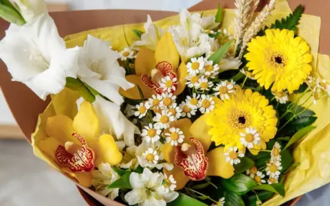 Bukiet pełen słońca: żółte kwiaty symbolizują radość i przyjaźń. Gerbery, cymbidium i mieczyki tworzą radosną kompozycję.