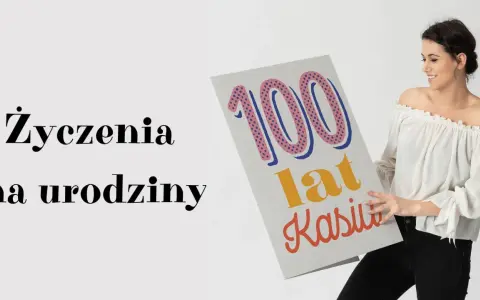 Uśmiechnięta koleżanka z pracy trzyma kartkę z napisem "Życzenia na urodziny 100 lat Kasiu".