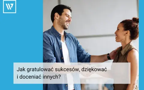 Mężczyzna i kobieta uśmiechają się do siebie, ściskając dłonie. On kładzie dłoń na jej ramieniu. Gratuluję i życzę dalszych sukcesów!