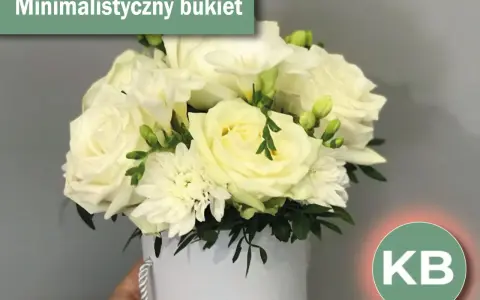 Minimalistyczny bukiet białych róż i frezji, idealny jako kwiaty na komunię do kościoła.