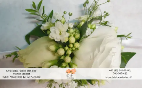 Elegancki bukiet dla świadkowej z białych róż i drobnych kwiatów, ozdobiony zielenią. Idealny dodatek na ślub.