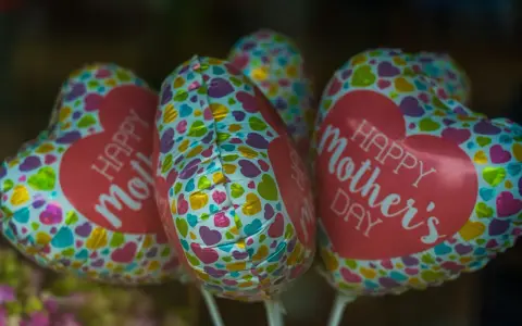 Serce balony z napisem "Happy Mother's Day" i kolorowymi serduszkami, idealne na Dzień Matki.