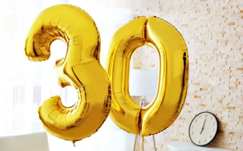 Złote balony w kształcie cyfr 3 i 0, idealne na życzenia na 30 urodziny.