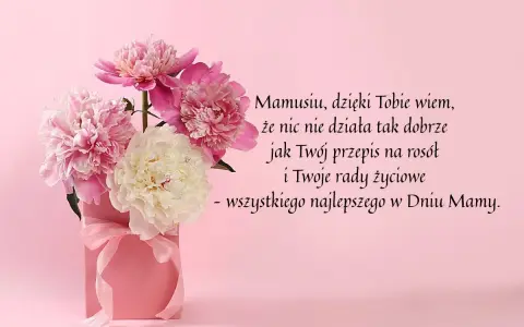 Bukiet piwonii w różowym pudełku. Krótkie życzenia dla mamy: "Mamusiu, dzięki Tobie wiem, że nic nie działa tak dobrze jak Twój przepis na rosół i Twoje rady życiowe - wszystkiego najlepszego w Dniu Mamy.
