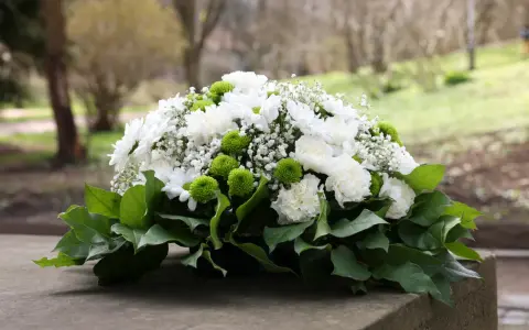 Piękny bukiet żywych kwiatów na cmentarz, symbol pamięci i szacunku.