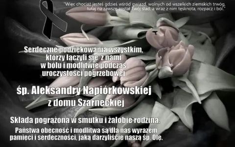 Czarno-białe zdjęcie z różowymi tulipanami i czarną wstęgą. Tekst: podziękowania za obecność na pogrzebie śp. Aleksandry Napiórkowskiej. Wzór zawiadomienia o pogrzebie sms.