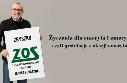 Uśmiechnięty mężczyzna trzyma tablicę z napisem "Zbyszku ZOS zapłaciłeś ostatnią składkę gratulujemy Janusz i Grażyna". To wierszyk dla emeryta.
