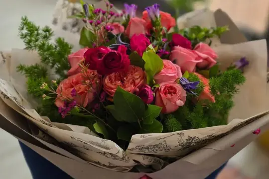 Piękny bukiet róż i innych kwiatów, idealny jako prezent. Jakie kwiaty dla starszej osoby? Te delikatne, pastelowe róże z pewnością ucieszą.