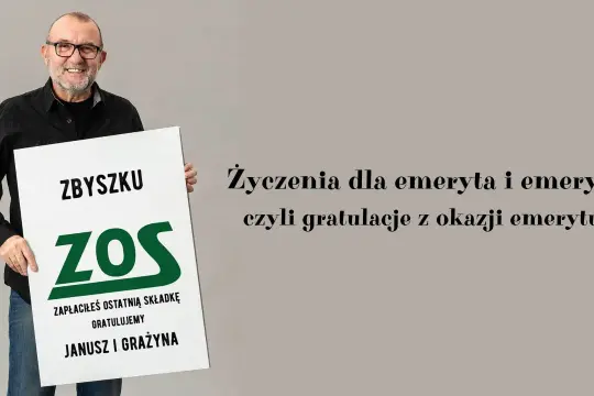 Uśmiechnięty mężczyzna trzyma tablicę z napisem "Zbyszku ZOS zapłaciłeś ostatnią składkę gratulujemy Janusz i Grażyna". To wierszyk dla emeryta.
