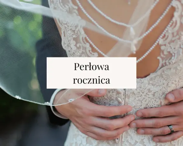 Para obejmująca się w sukni ślubnej i garniturze, z napisem "Perłowa rocznica".