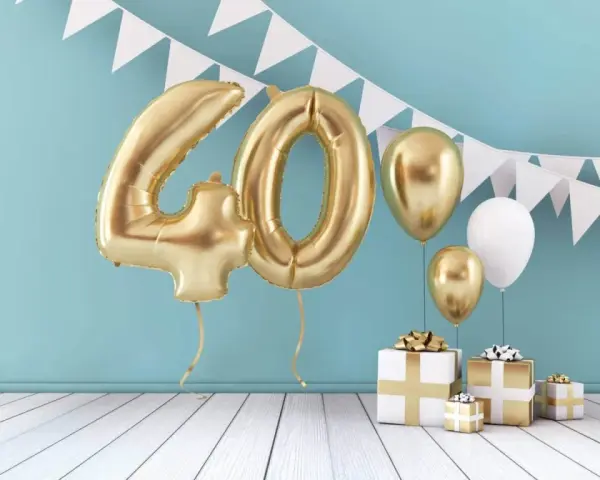 Złote balony z cyfrą 40 i prezenty. Idealne życzenia na 40 urodziny dla córki, pełne blasku i radości!