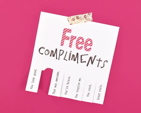 Karta z napisem "Free COMPLIMENTS" i odrywanymi kuponami z przykładowymi komplementami, np. "You look good".