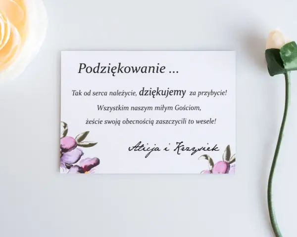 Kartka z podziękowaniami za przybycie na wesele, ozdobiona kwiatami. Alicja i Krzysiek dziękują Gościom.