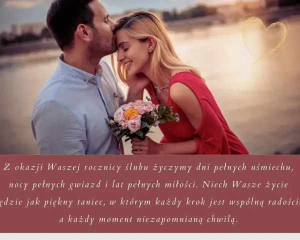 Para świętuje 18 rocznicę ślubu. On całuje ją w czoło, ona trzyma bukiet róż.