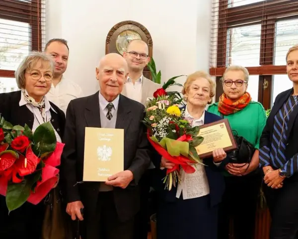 Para świętuje 90 rocznicę ślubu, otrzymując gratulacje i kwiaty.