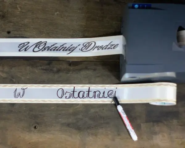 Szarfy pogrzebowe z napisami "W Ostatniej Drodze" i wzorami, przygotowywane do druku lub ręcznego pisania.
