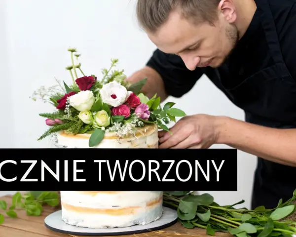 Mistrz cukiernictwa dekoruje tort z kwiatami żywymi, tworząc dzieło sztuki.