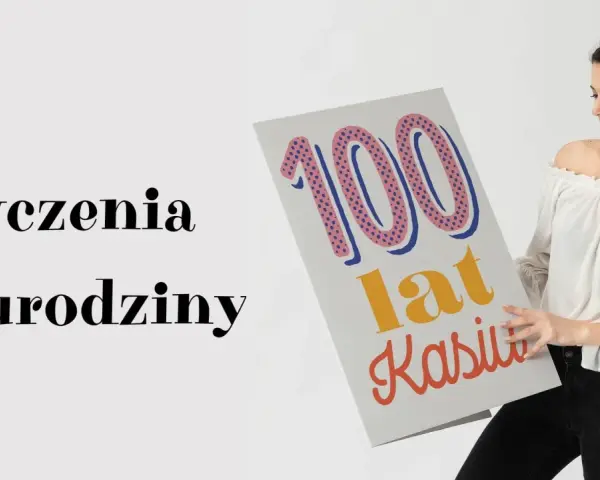 Uśmiechnięta koleżanka z pracy trzyma kartkę z napisem "Życzenia na urodziny 100 lat Kasiu".
