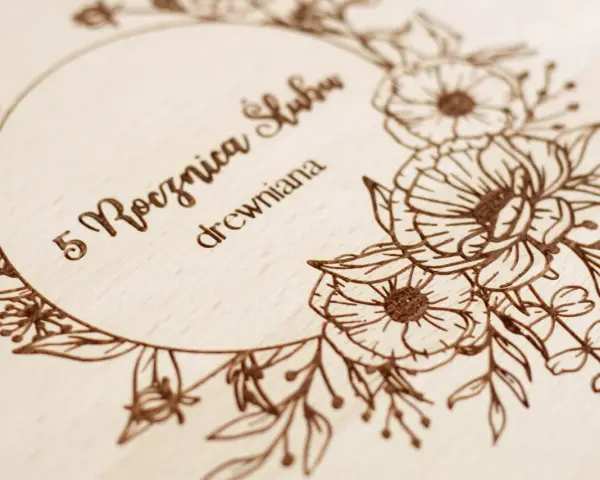 Drewniana pamiątka z grawerem "5 Rocznica ślubu drewniana" i motywem kwiatowym.
