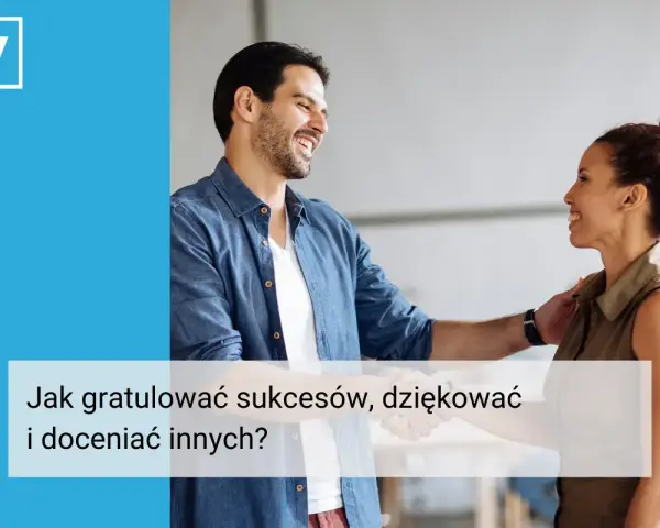 Mężczyzna i kobieta uśmiechają się do siebie, ściskając dłonie. On kładzie dłoń na jej ramieniu. Gratuluję i życzę dalszych sukcesów!