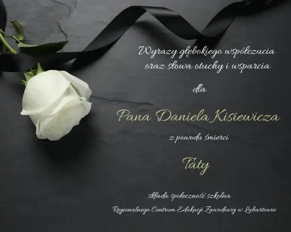 Biała róża i czarna wstęga na ciemnym tle. Kondolencje sms dla Pana Daniela Kisiewicza z powodu śmierci Taty od społeczności szkolnej.