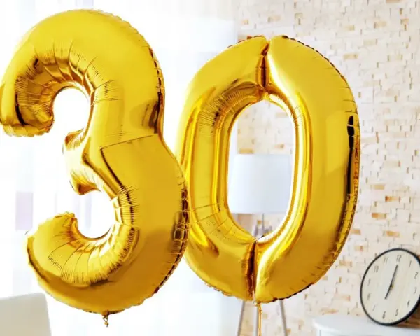 Złote balony w kształcie cyfr 3 i 0, idealne na życzenia na 30 urodziny.