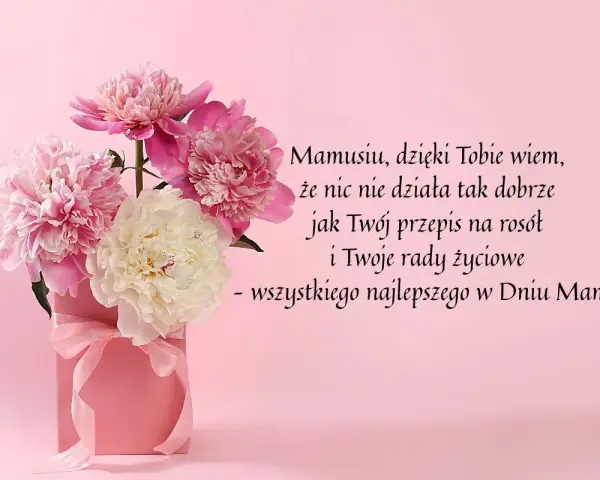 Bukiet piwonii w różowym pudełku. Krótkie życzenia dla mamy: "Mamusiu, dzięki Tobie wiem, że nic nie działa tak dobrze jak Twój przepis na rosół i Twoje rady życiowe - wszystkiego najlepszego w Dniu Mamy.