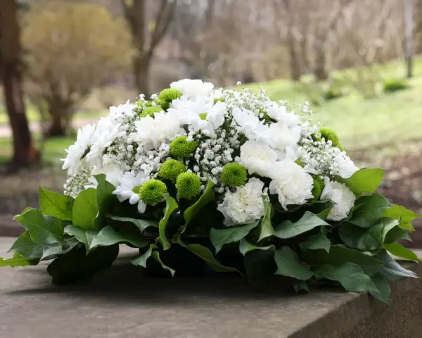 Piękny bukiet żywych kwiatów na cmentarz, symbol pamięci i szacunku.