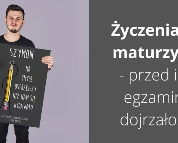 Szymon zdał maturę! Dumny rodzic z tabliczką "Gratulujemy zdania matury" i zabawnym napisem o jego ostrym umyśle.