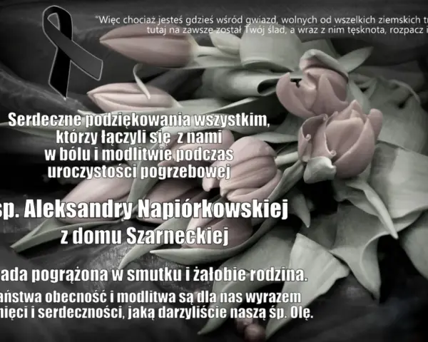 Czarno-białe zdjęcie z różowymi tulipanami i czarną wstęgą. Tekst: podziękowania za obecność na pogrzebie śp. Aleksandry Napiórkowskiej. Wzór zawiadomienia o pogrzebie sms.