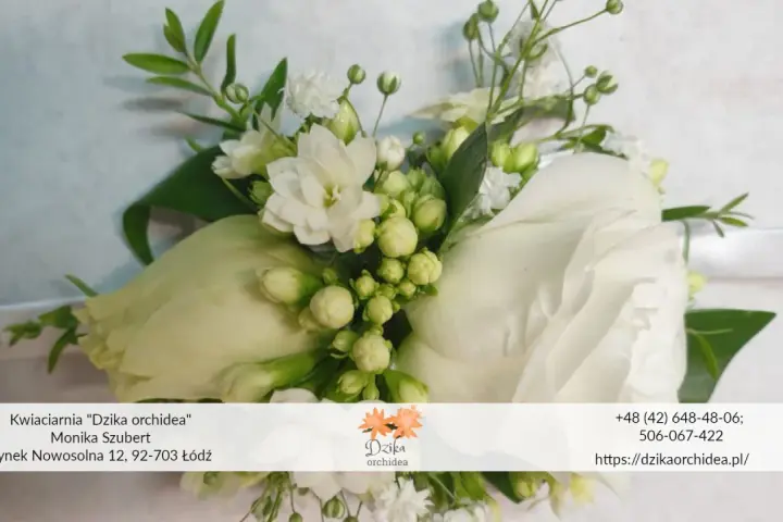 Elegancki bukiet dla świadkowej z białych róż i drobnych kwiatów, ozdobiony zielenią. Idealny dodatek na ślub.