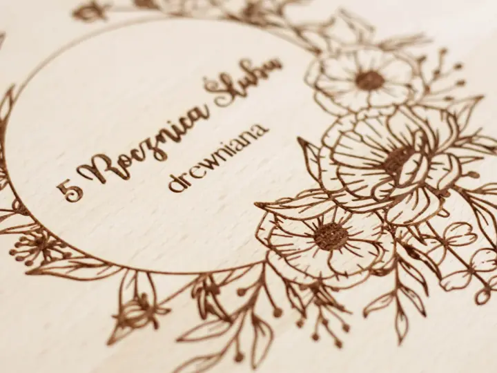 Drewniana pamiątka z grawerem "5 Rocznica ślubu drewniana" i motywem kwiatowym.