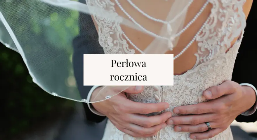 Para obejmująca się w sukni ślubnej i garniturze, z napisem "Perłowa rocznica".