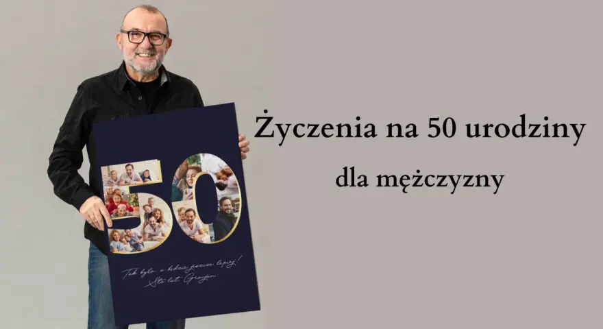 Uśmiechnięty mężczyzna prezentuje plakat z napisem "Życzenia na 50 urodziny dla mężczyzny" i kolażem zdjęć rodzinnych w kształcie cyfry 50.