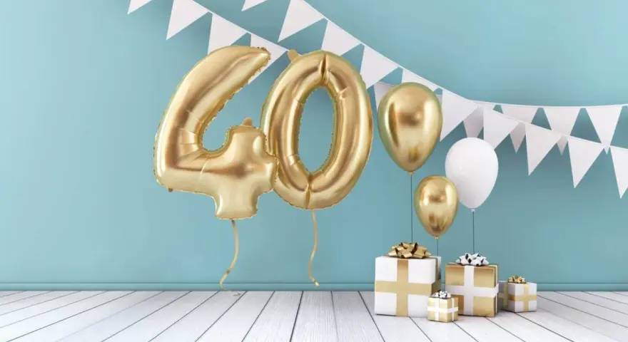 Złote balony z cyfrą 40 i prezenty. Idealne życzenia na 40 urodziny dla córki, pełne blasku i radości!