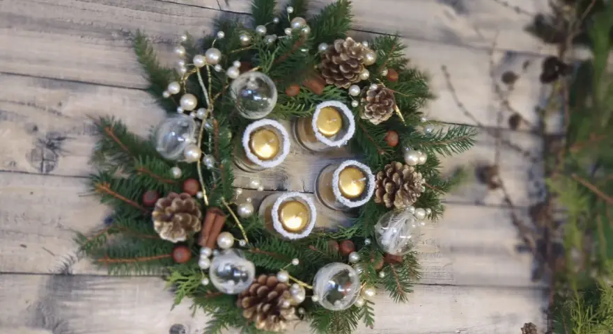 Wieniec adwentowy DIY z gałązek jodły, szyszek, bombek i świec.