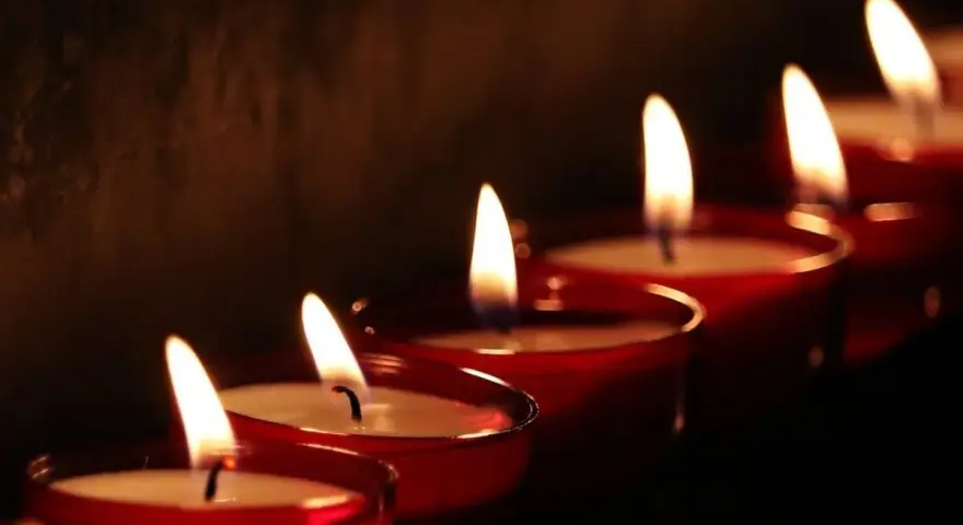 Płonące świece w czerwonych naczyniach, symbolizujące kondolencje po angielsku.