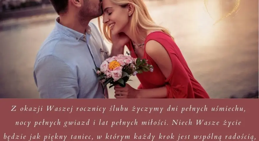 Para świętuje 18 rocznicę ślubu. On całuje ją w czoło, ona trzyma bukiet róż.