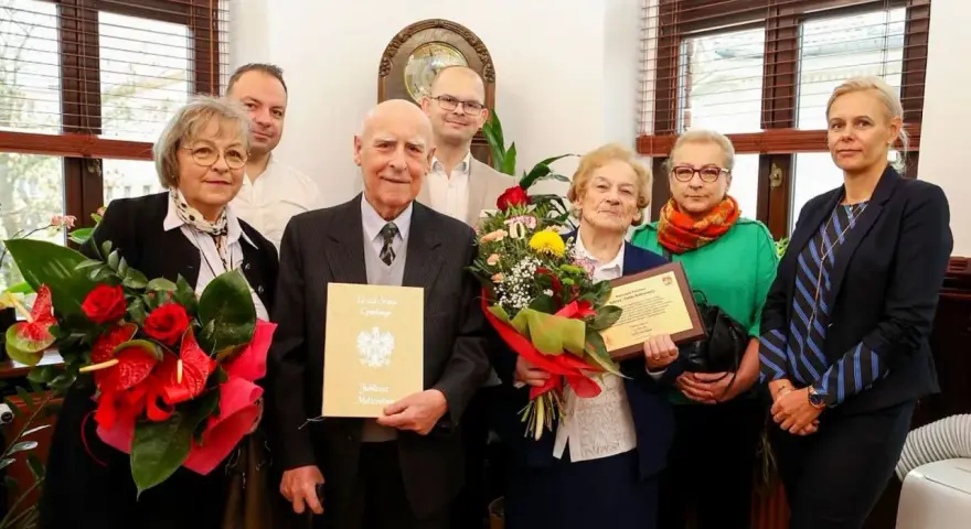 Para świętuje 90 rocznicę ślubu, otrzymując gratulacje i kwiaty.