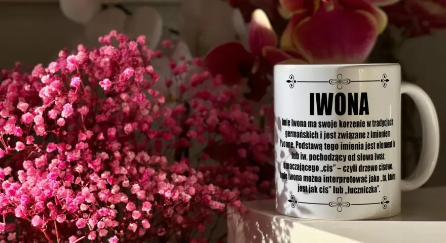 Kiedy imieniny Iwony? Na kubku z imieniem Iwona opisano pochodzenie imienia i jego znaczenie: "ta, która jest jak cis" lub "łuczniczka".