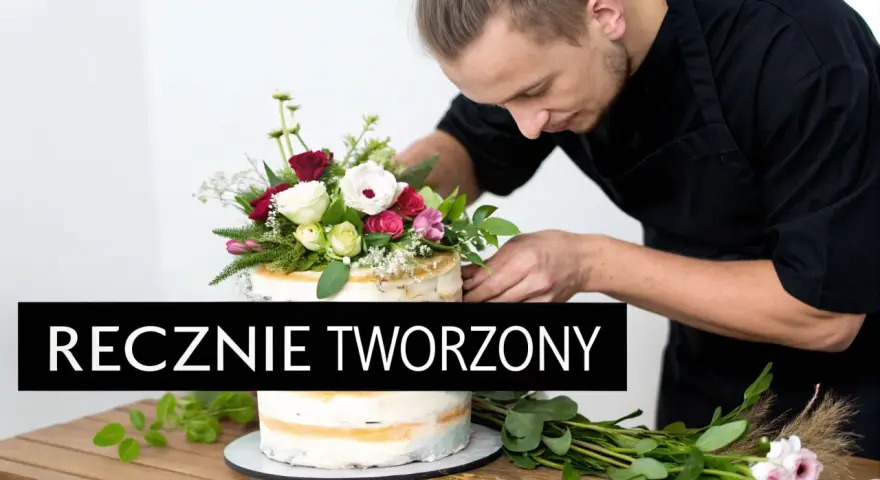 Mistrz cukiernictwa dekoruje tort z kwiatami żywymi, tworząc dzieło sztuki.