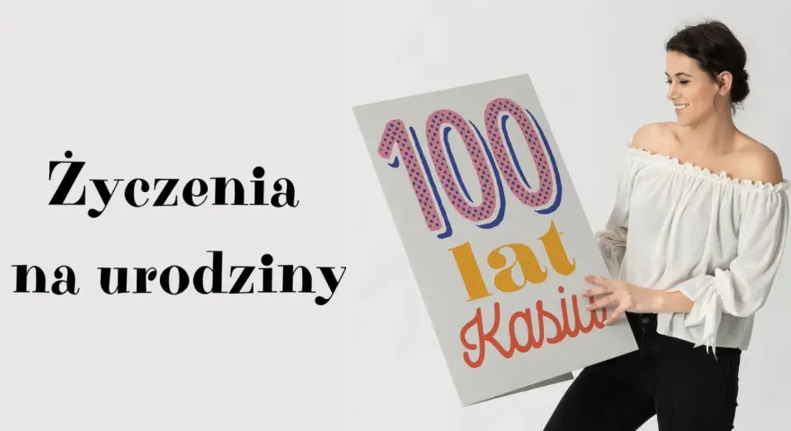 Uśmiechnięta koleżanka z pracy trzyma kartkę z napisem "Życzenia na urodziny 100 lat Kasiu".