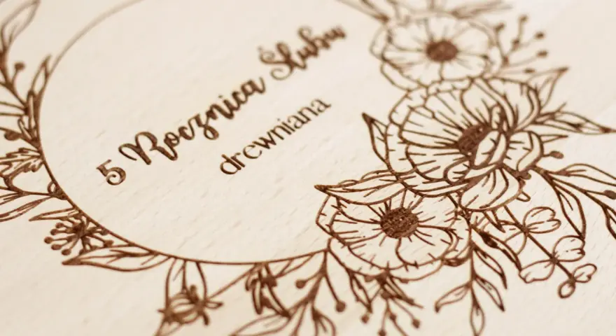 Drewniana pamiątka z grawerem "5 Rocznica ślubu drewniana" i motywem kwiatowym.