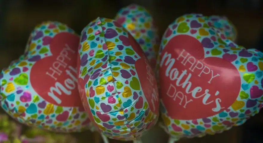 Serce balony z napisem "Happy Mother's Day" i kolorowymi serduszkami, idealne na Dzień Matki.