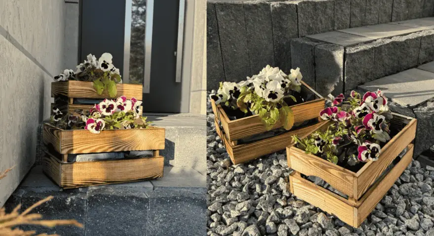 Drewniane skrzynki z kompozycjami kwiatowymi na balkon, ozdabiające wejście do domu.