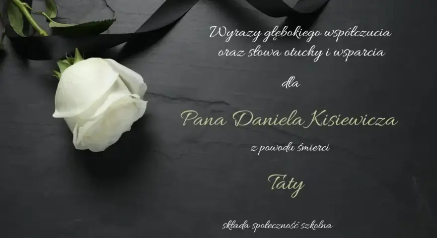 Biała róża i czarna wstęga na ciemnym tle. Kondolencje sms dla Pana Daniela Kisiewicza z powodu śmierci Taty od społeczności szkolnej.