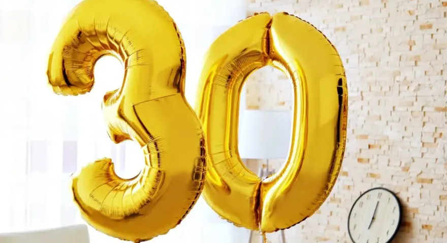 Złote balony w kształcie cyfr 3 i 0, idealne na życzenia na 30 urodziny.